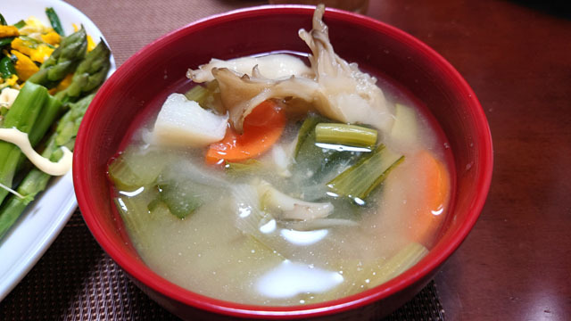 長芋と小松菜とニンジンとマイタケのお味噌汁.JPG